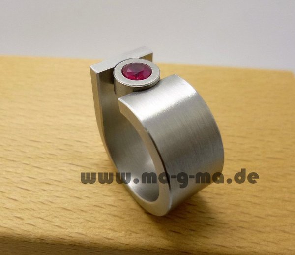 Designer-Ring, Modell Hochburg, schlichte Eleganz mit Edelstein