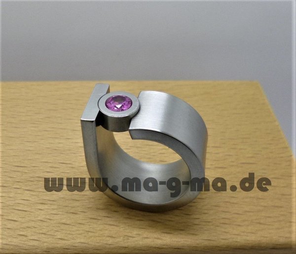 Designer-Ring, Modell Hochburg, schlichte Eleganz mit Edelstein